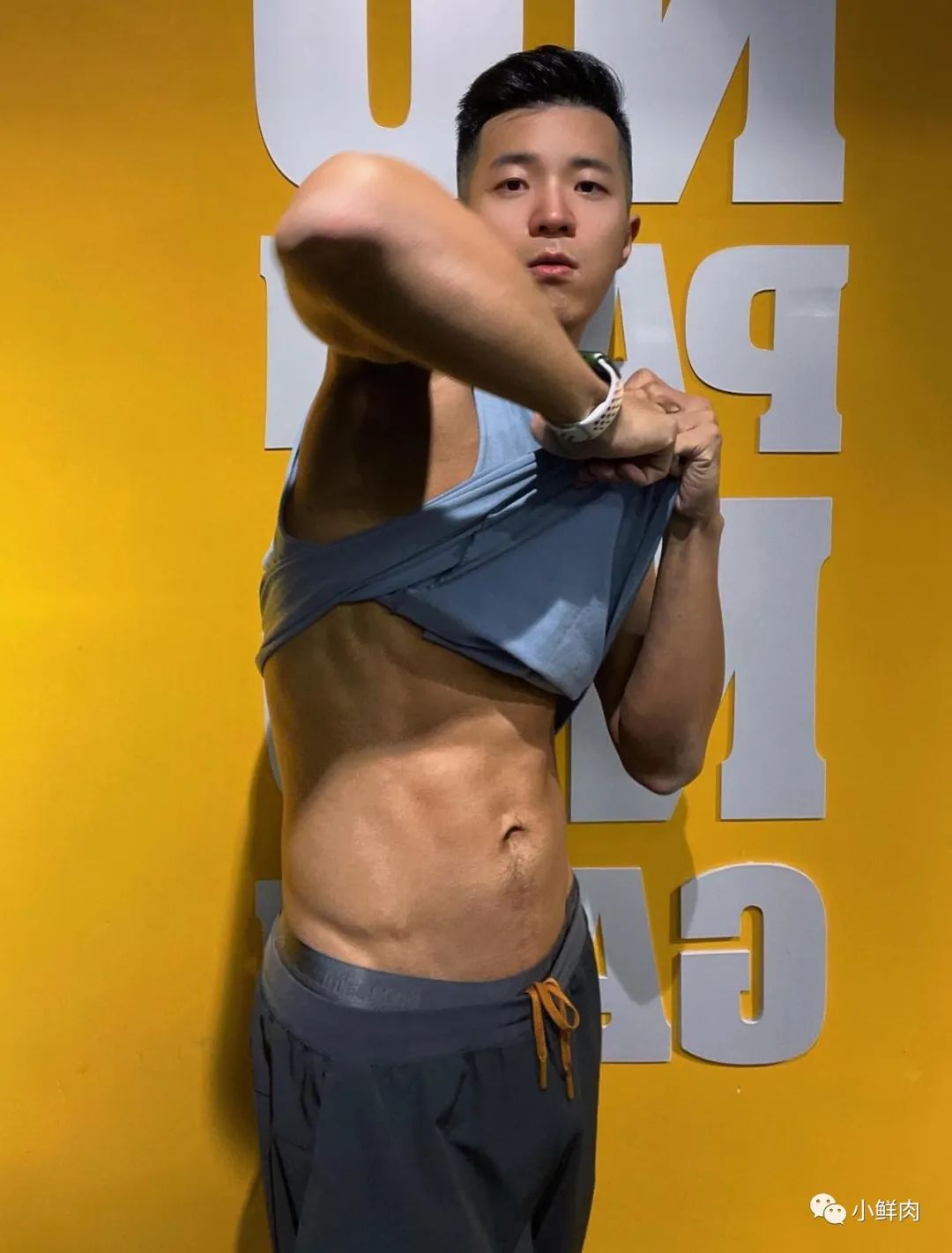 乐刻教练穿黑色吊袜拍写真，谁抵得住啊？