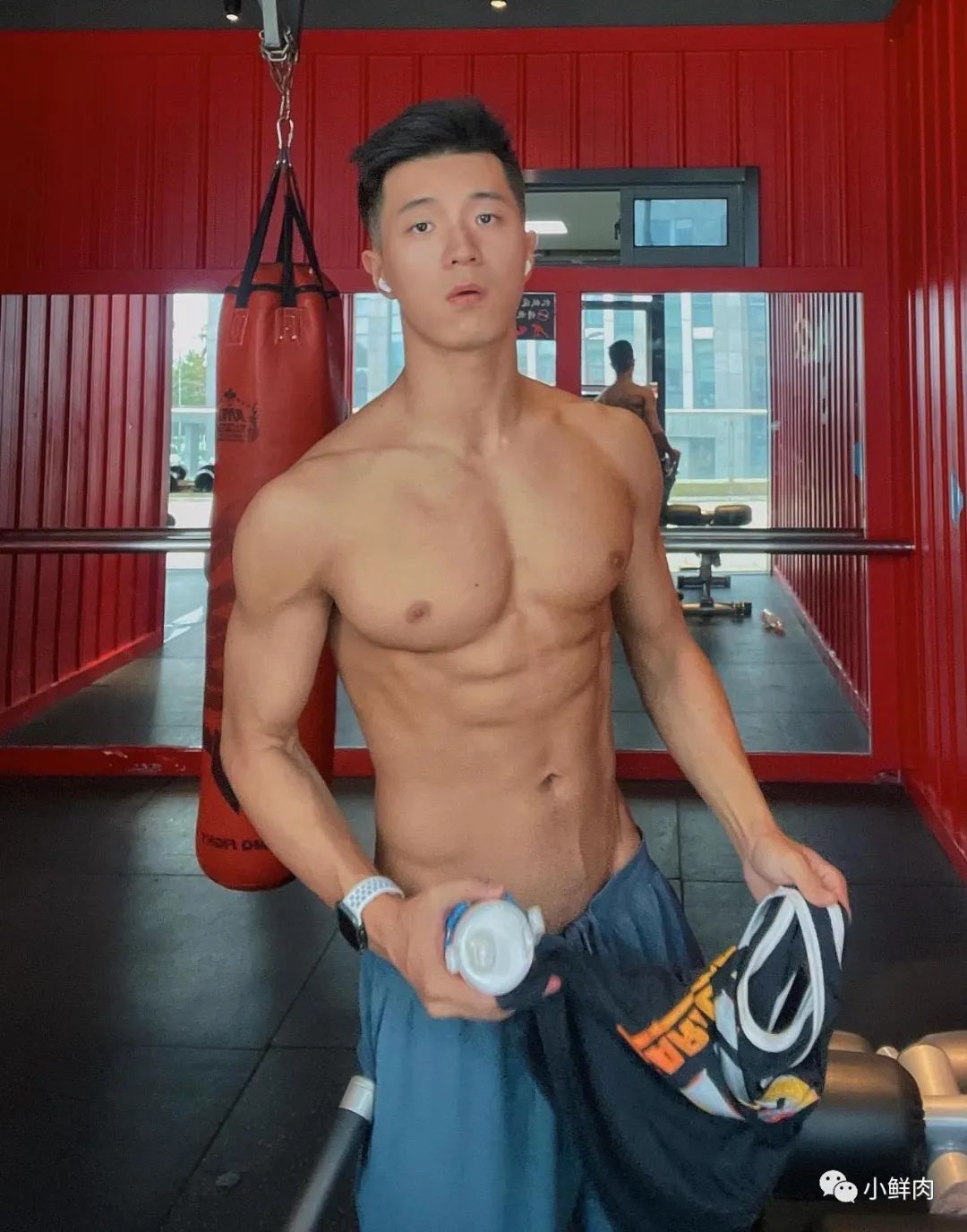 乐刻教练穿黑色吊袜拍写真，谁抵得住啊？