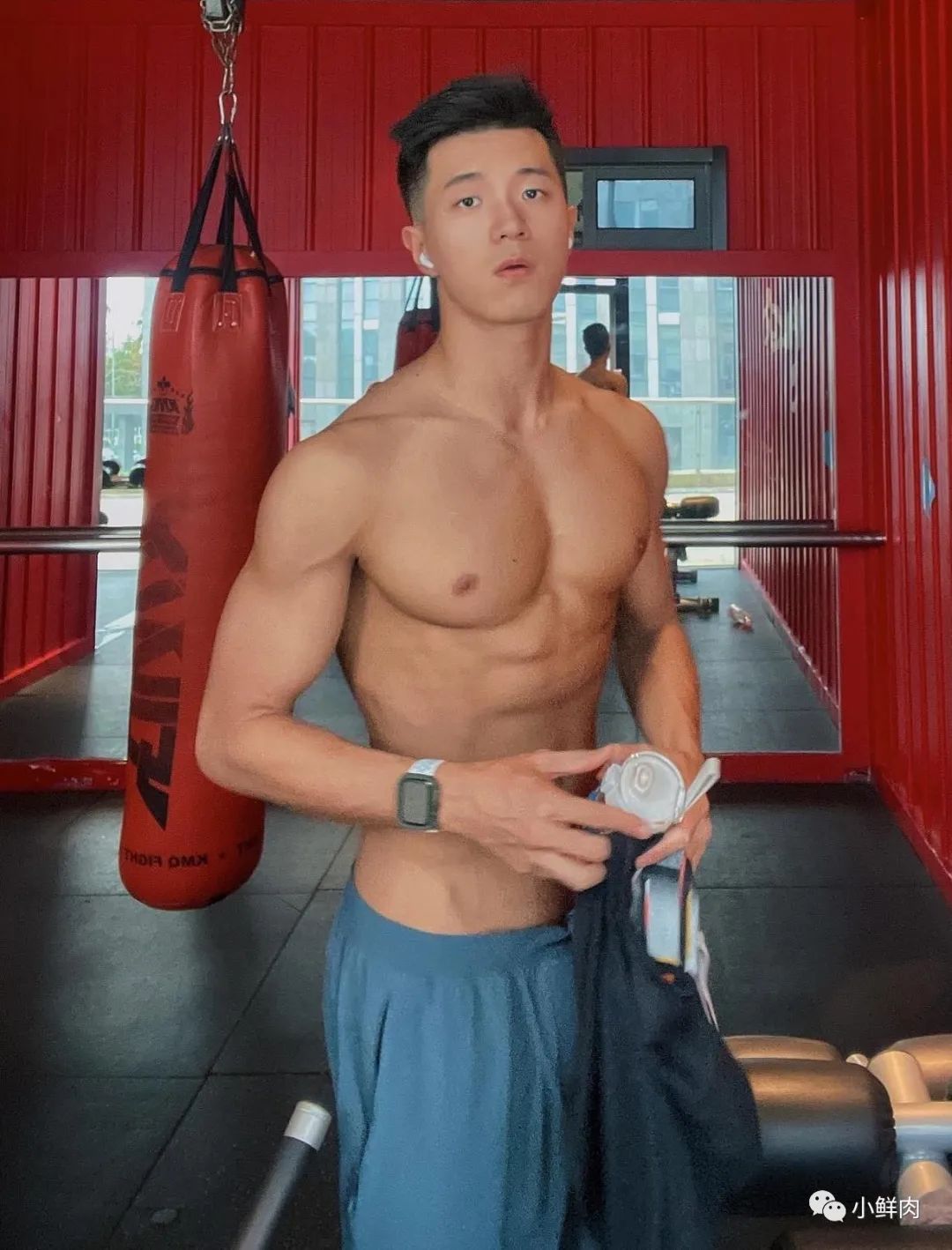 乐刻教练穿黑色吊袜拍写真，谁抵得住啊？
