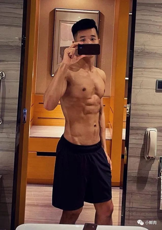 乐刻教练穿黑色吊袜拍写真，谁抵得住啊？