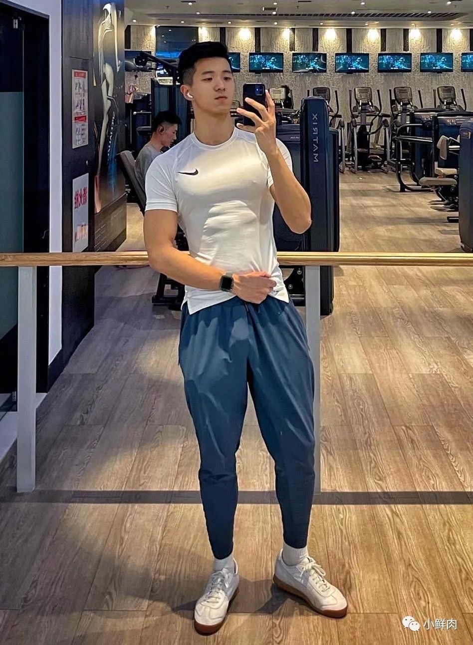 乐刻教练穿黑色吊袜拍写真，谁抵得住啊？