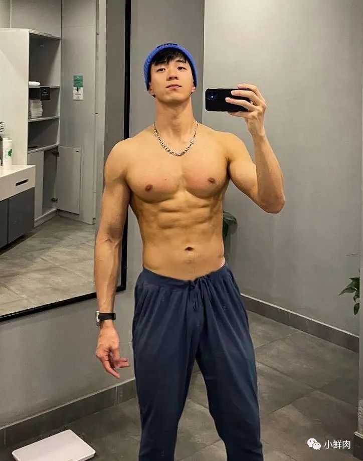 乐刻教练穿黑色吊袜拍写真，谁抵得住啊？