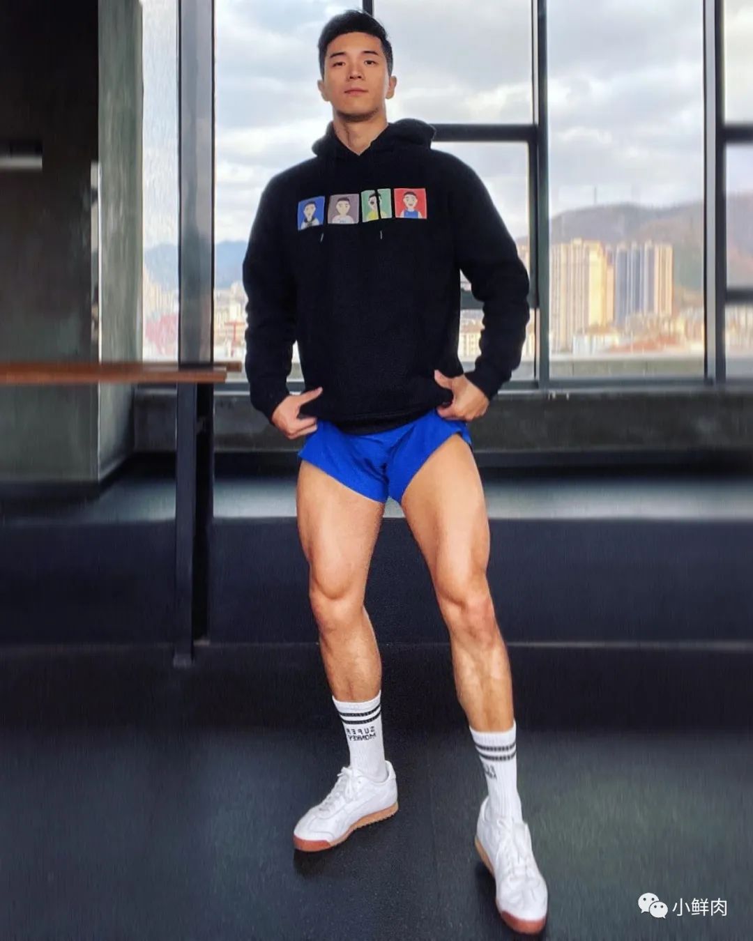 乐刻教练穿黑色吊袜拍写真，谁抵得住啊？