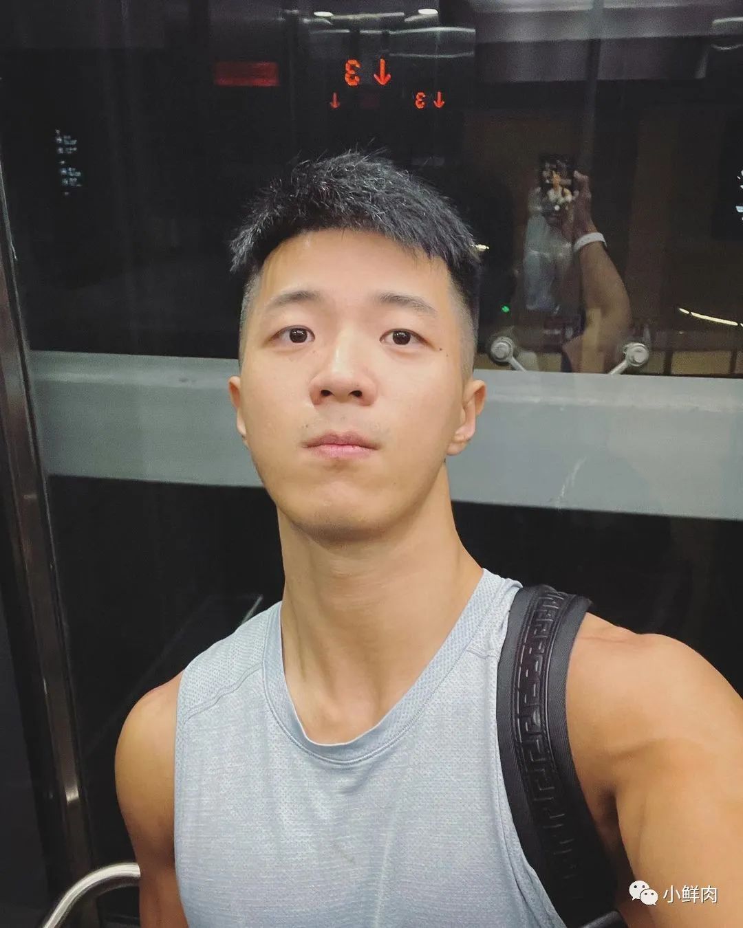 乐刻教练穿黑色吊袜拍写真，谁抵得住啊？