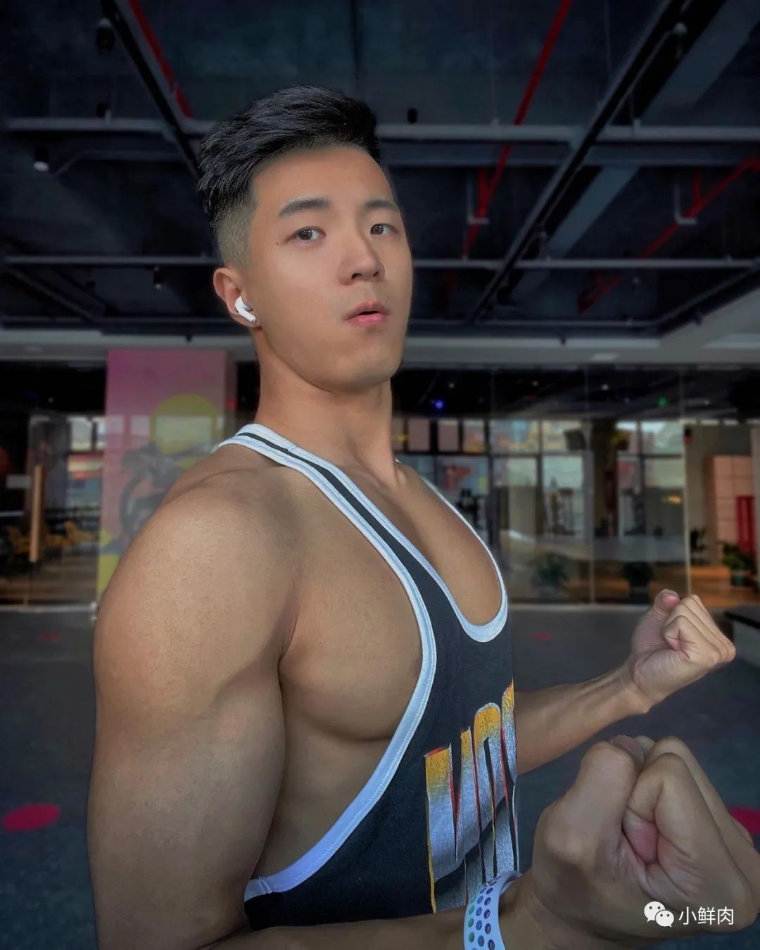乐刻教练穿黑色吊袜拍写真，谁抵得住啊？