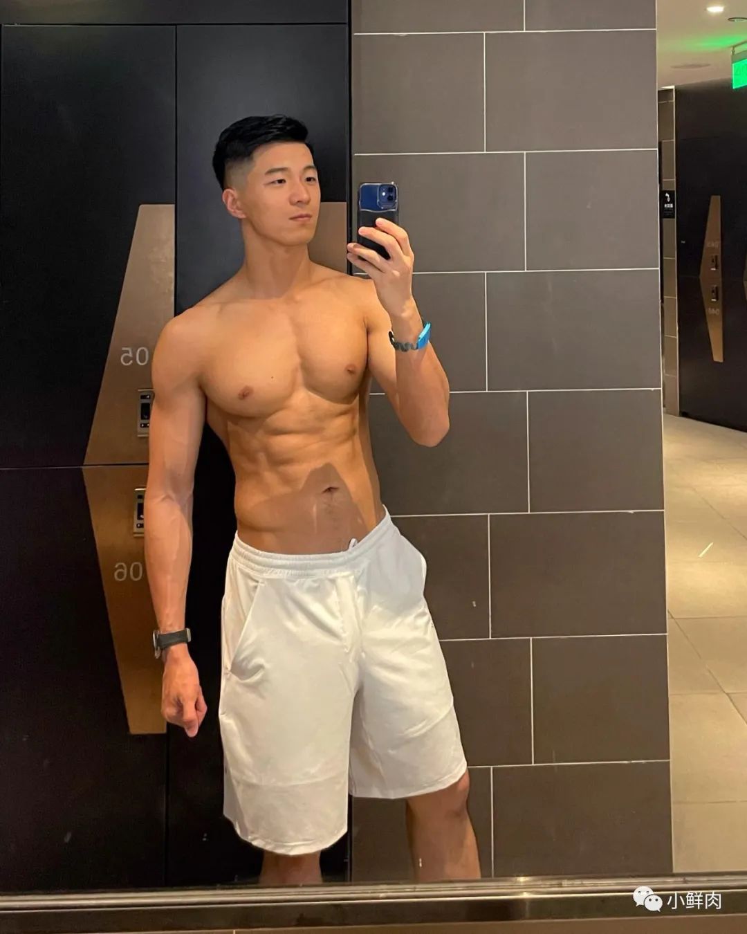 乐刻教练穿黑色吊袜拍写真，谁抵得住啊？