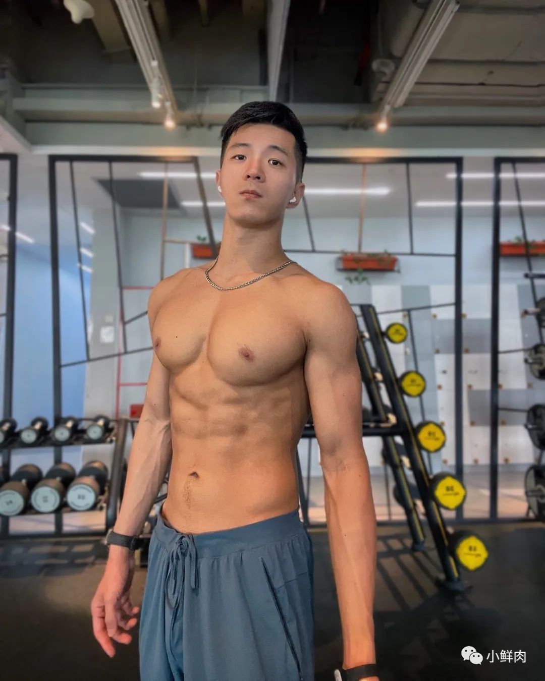 乐刻教练穿黑色吊袜拍写真，谁抵得住啊？