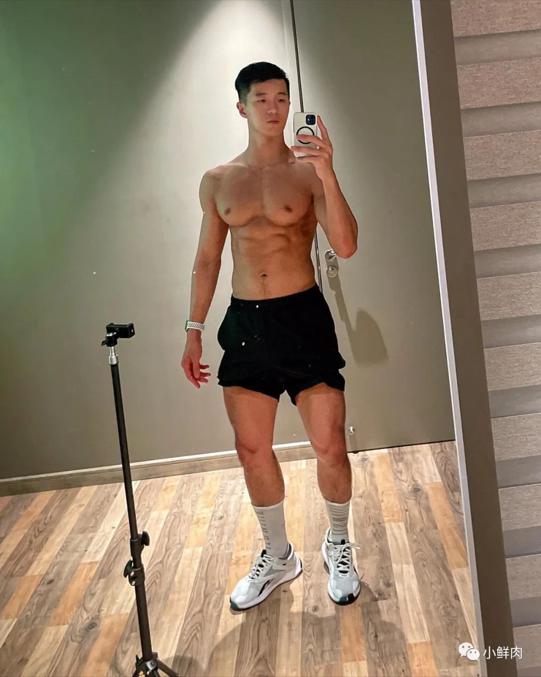 乐刻教练穿黑色吊袜拍写真，谁抵得住啊？