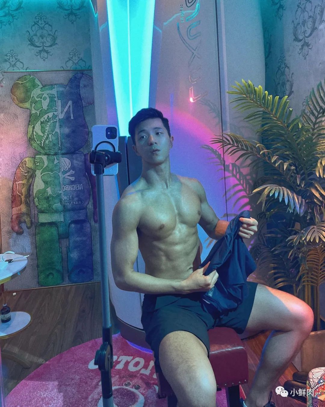 乐刻教练穿黑色吊袜拍写真，谁抵得住啊？