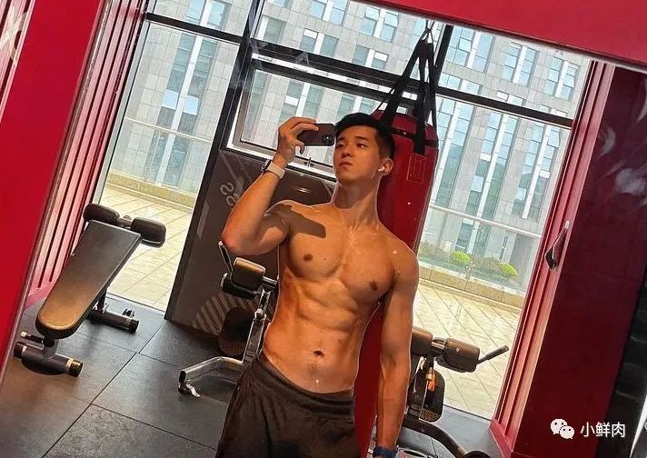 乐刻教练穿黑色吊袜拍写真，谁抵得住啊？