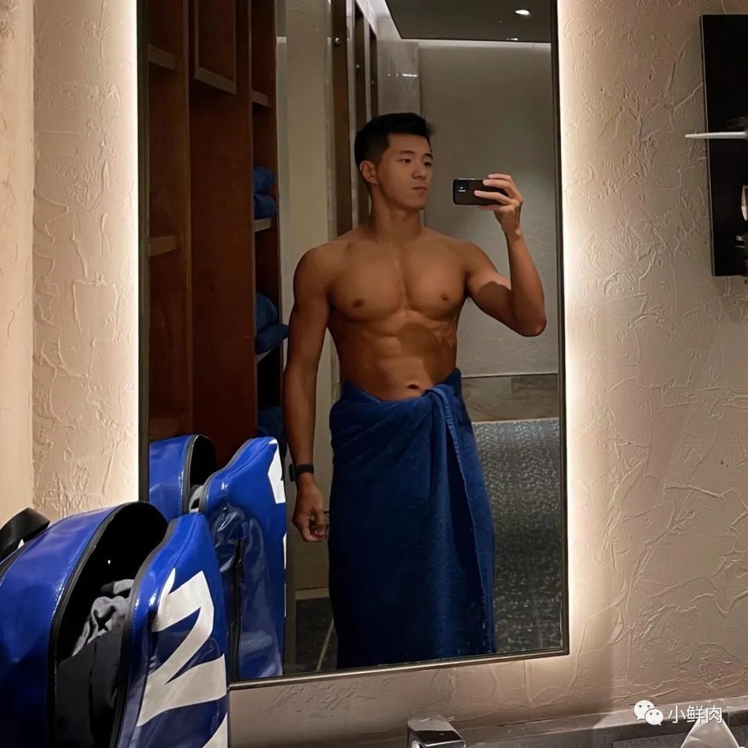 乐刻教练穿黑色吊袜拍写真，谁抵得住啊？