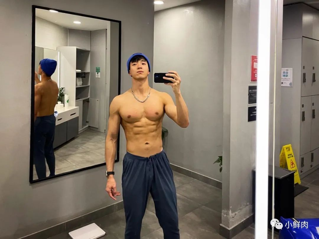 乐刻教练穿黑色吊袜拍写真，谁抵得住啊？