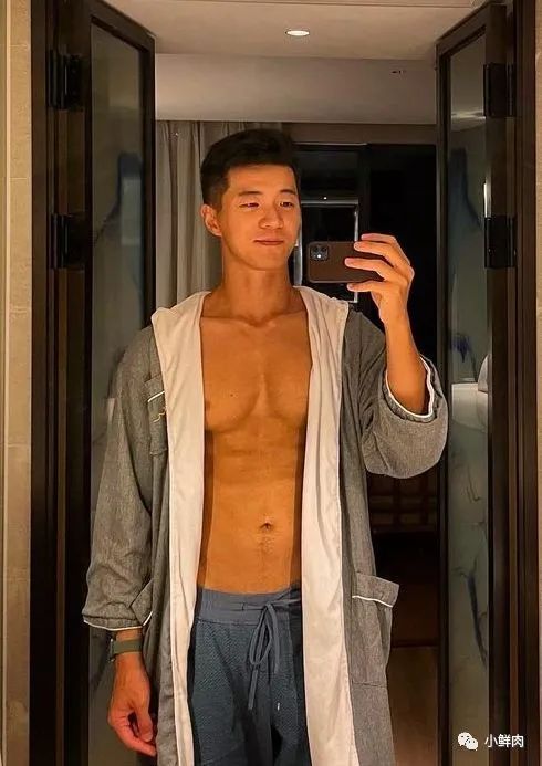 乐刻教练穿黑色吊袜拍写真，谁抵得住啊？