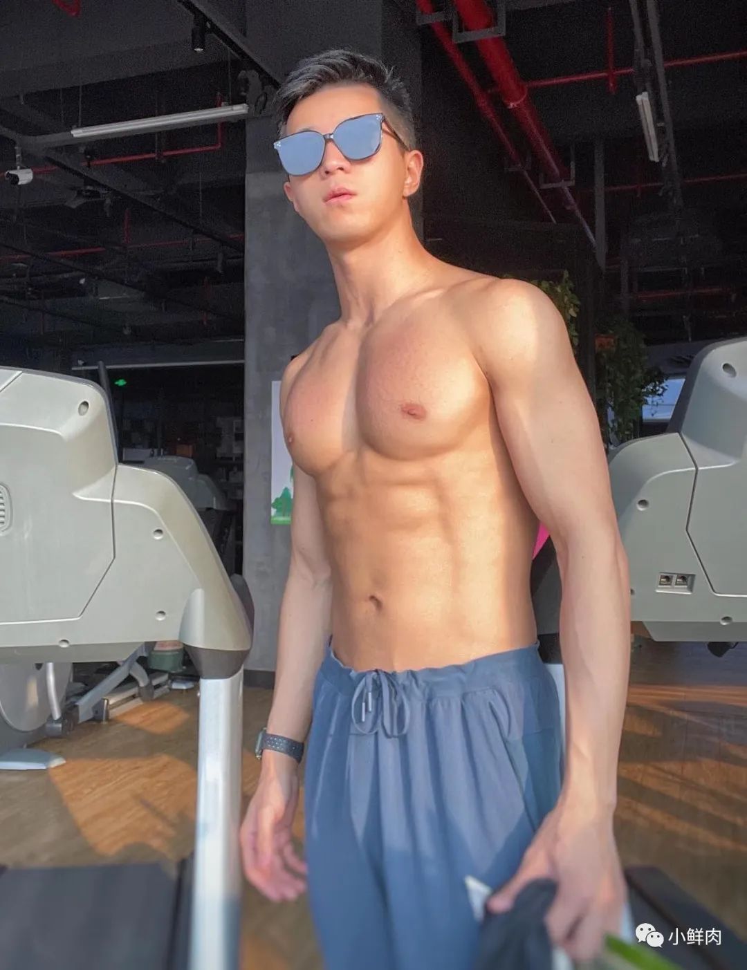 乐刻教练穿黑色吊袜拍写真,谁抵得住啊? 乐刻教练穿黑色吊袜拍写真,谁抵得住啊?