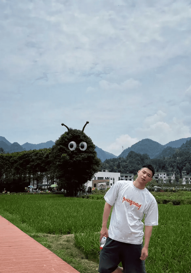 邻家哥哥在田野脱了露出又白又嫩的肌肉！！