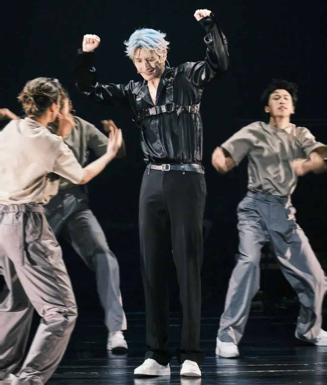 内娱初代男团队长再次翻红，不只是因为敬业