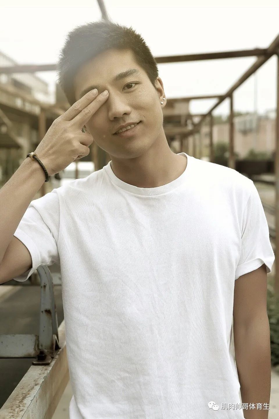一个帅气的筋肉小哥哥，真好看