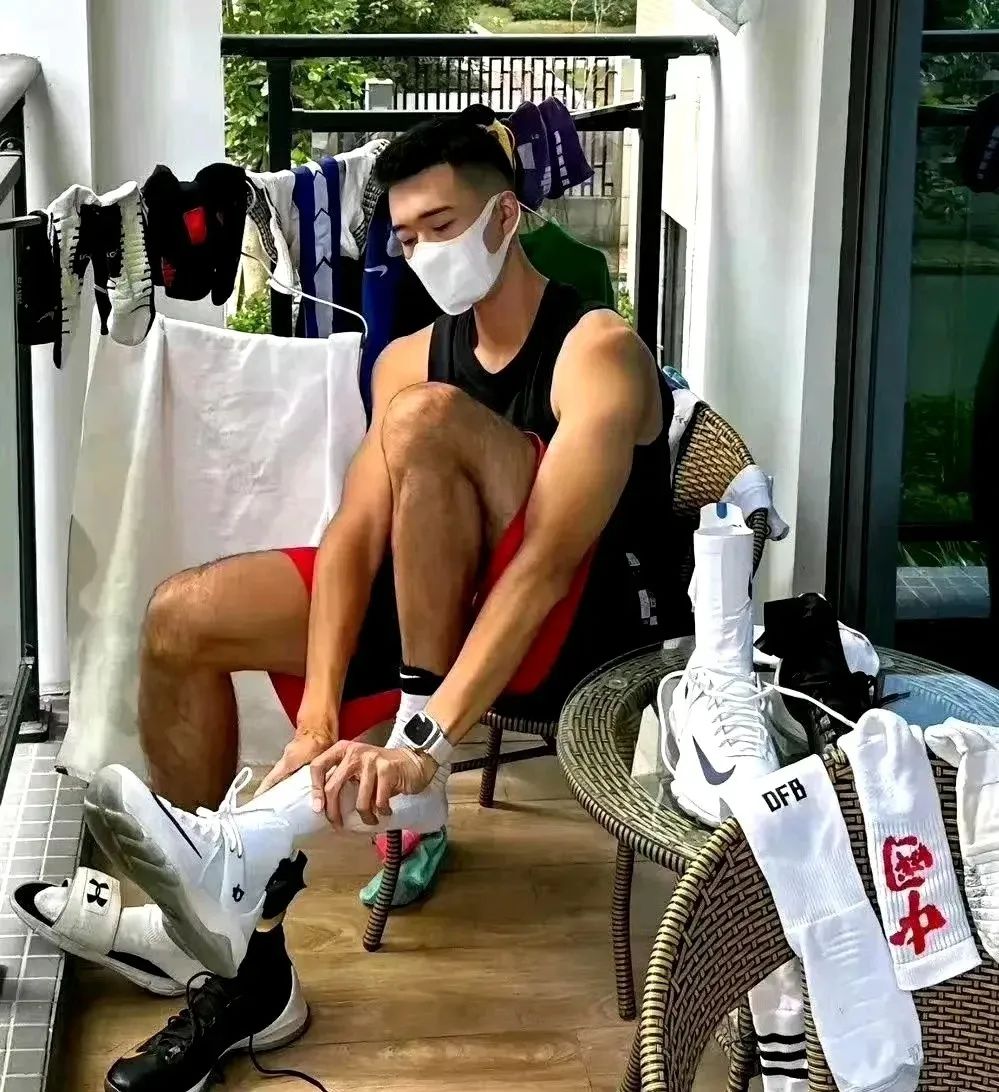 180cm 泳池臭脚大包肌肉直男！！