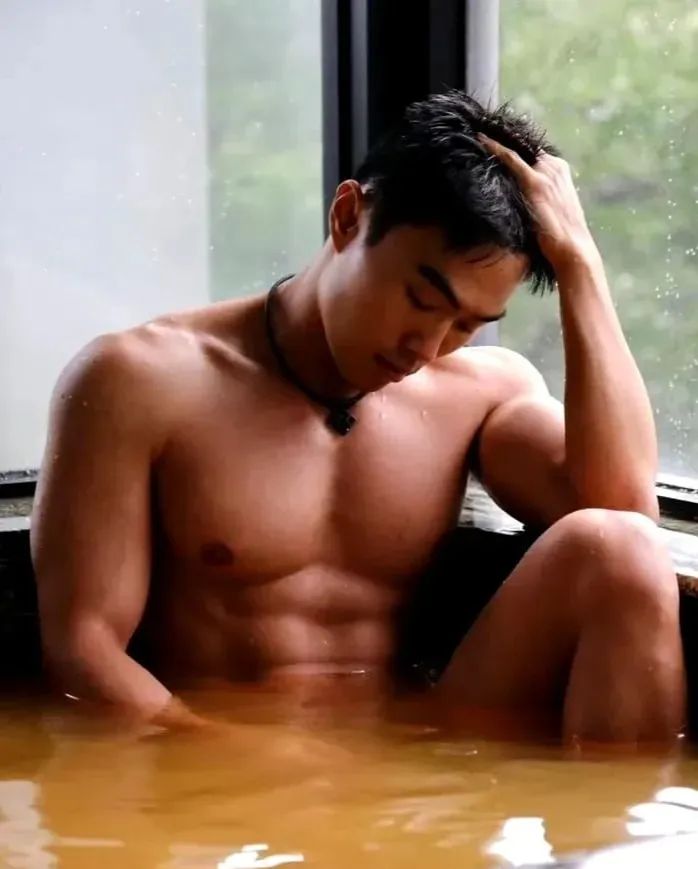 180cm 泳池臭脚大包肌肉直男！！