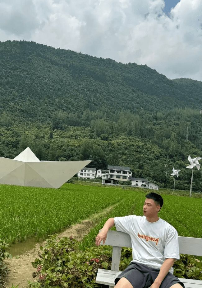 邻家哥哥在田野脱了露出又白又嫩的肌肉！！