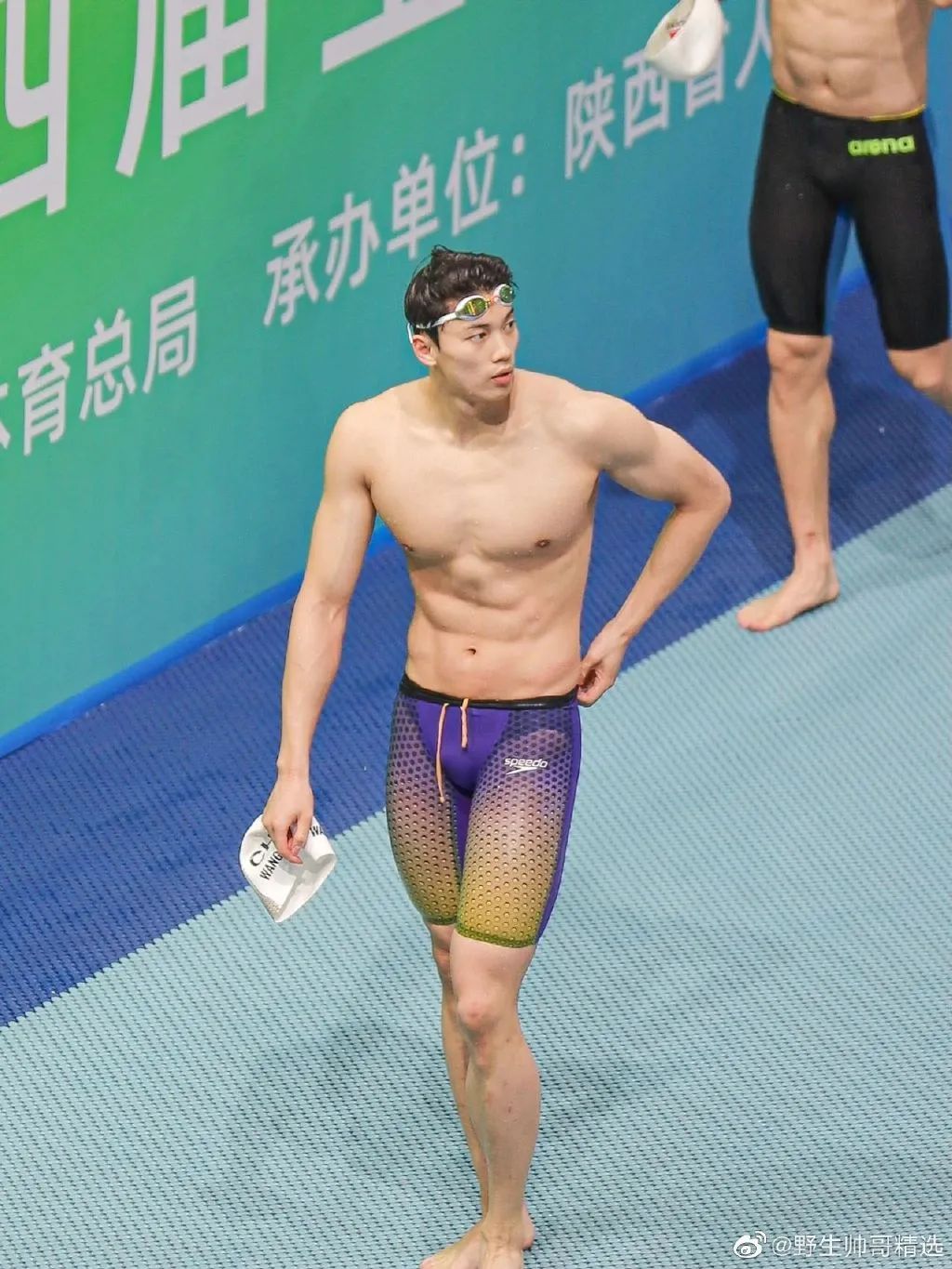  天啦，汪顺被一男子摸了大胸肌！！