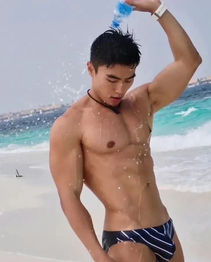 180cm 泳池臭脚大包肌肉直男！！