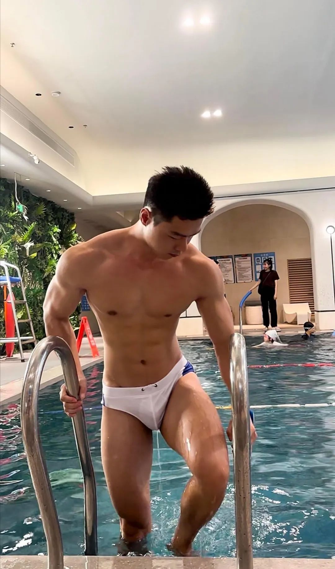180cm 粗壮手臂性感阳光沙滩大男孩！