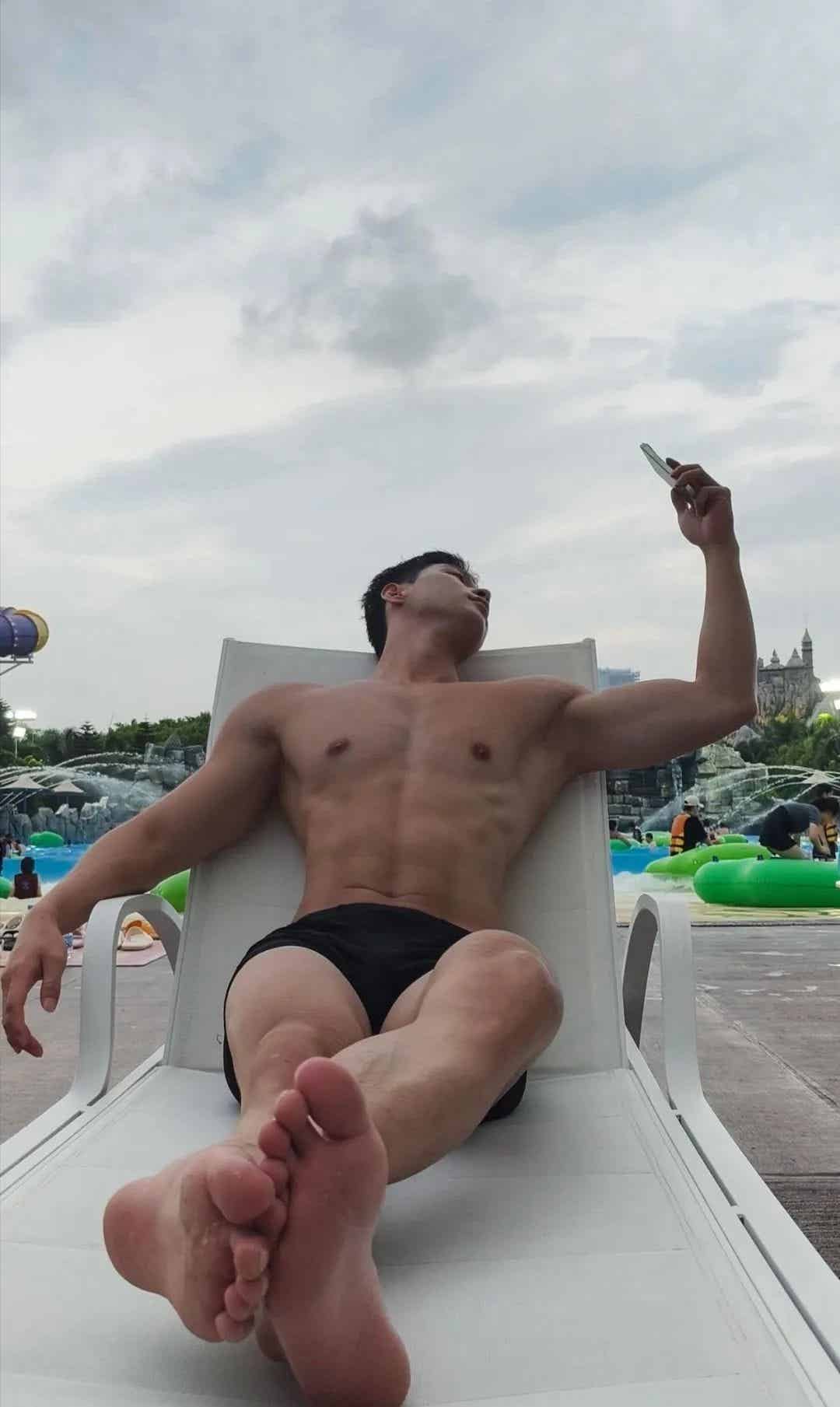 180cm 粗壮手臂性感阳光沙滩大男孩！