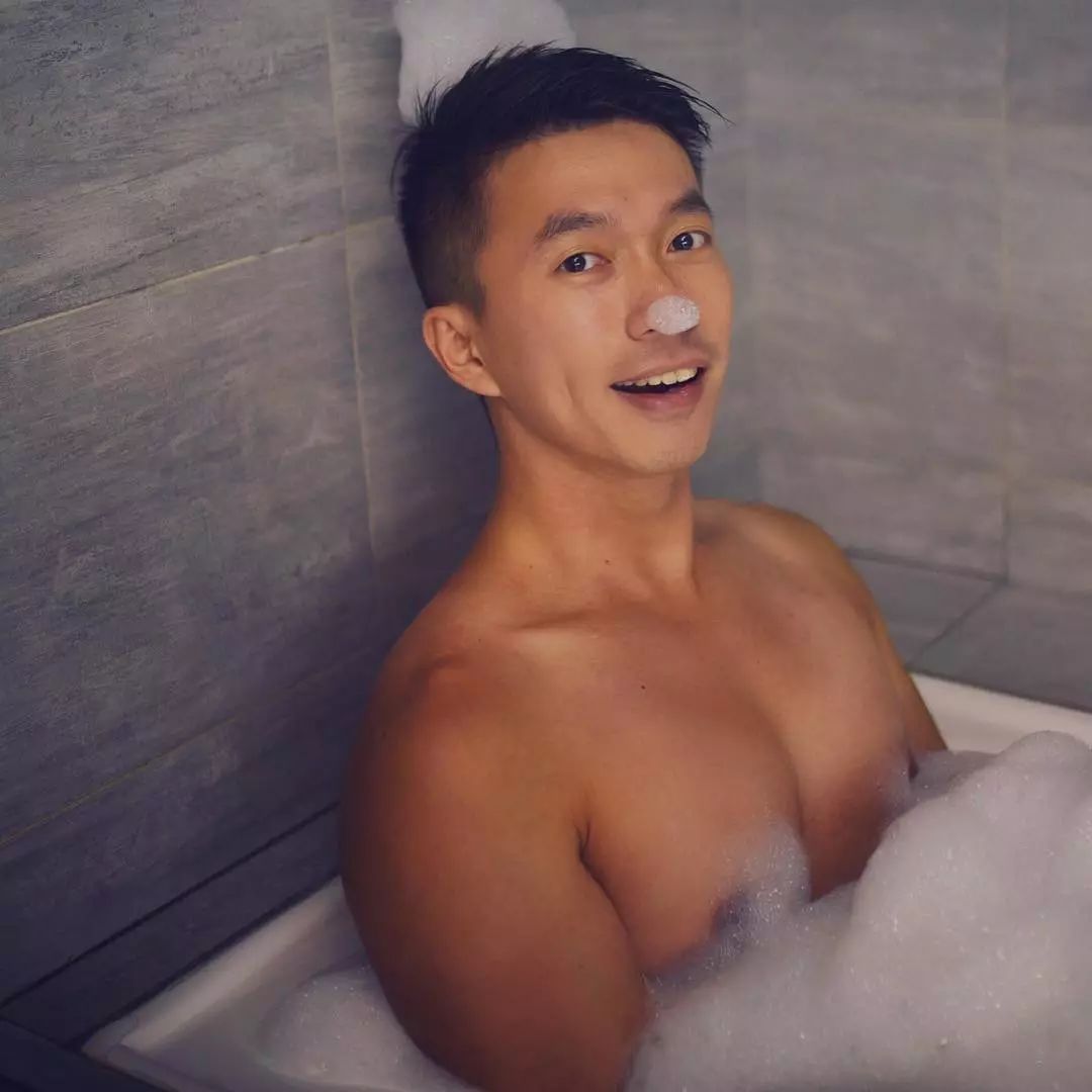 这枚划船的肌肉男扒到啦！胸肌腹肌长得太帅了！