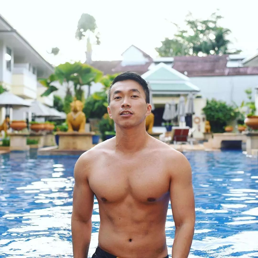 这枚划船的肌肉男扒到啦！胸肌腹肌长得太帅了！