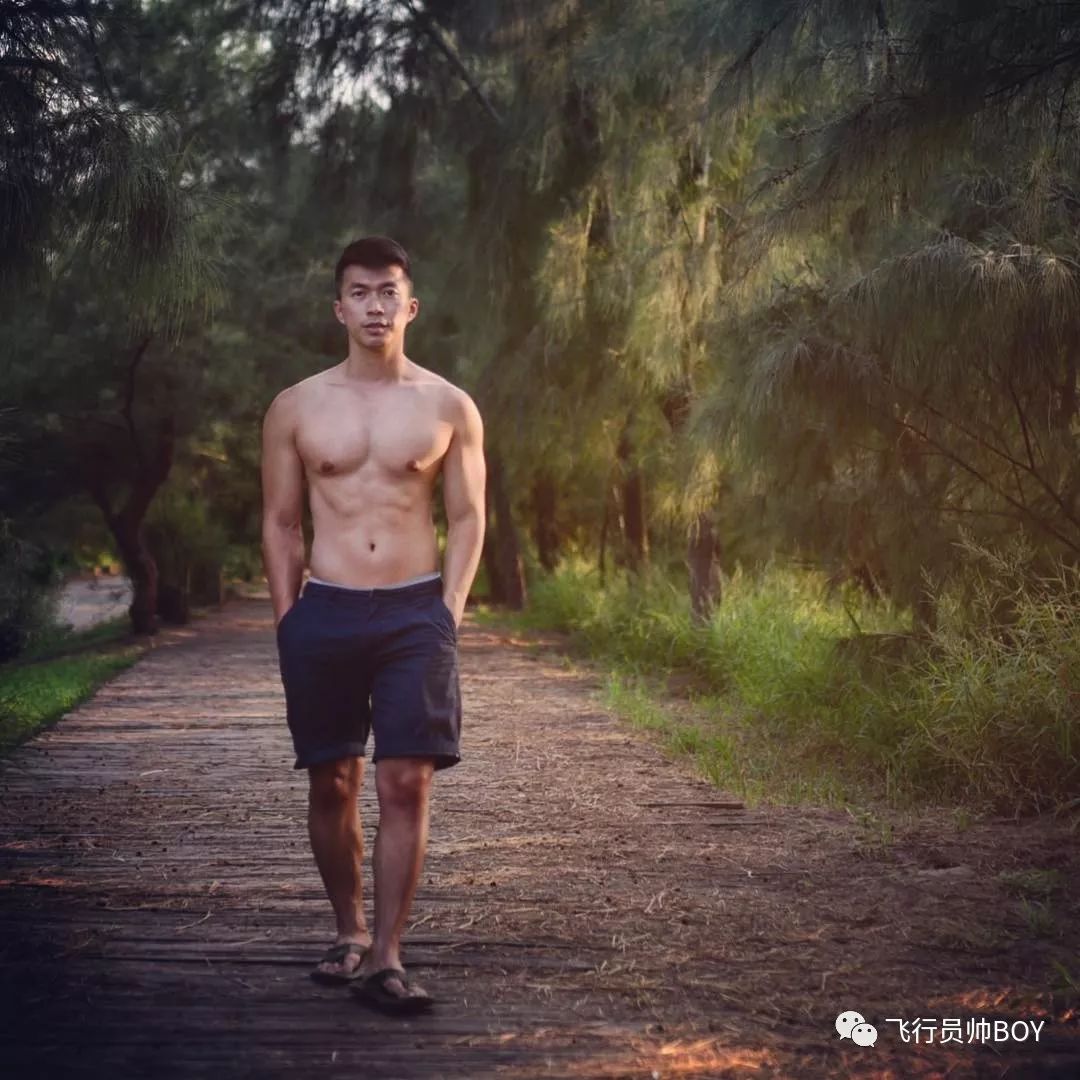 这枚划船的肌肉男扒到啦！胸肌腹肌长得太帅了！