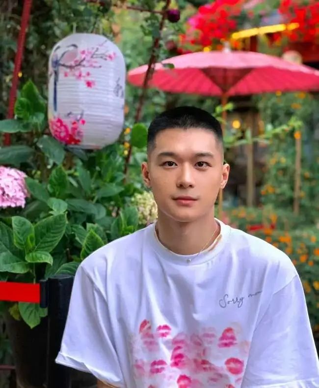 寸头阳刚黑皮体育生攻气十足，1 的天花板！