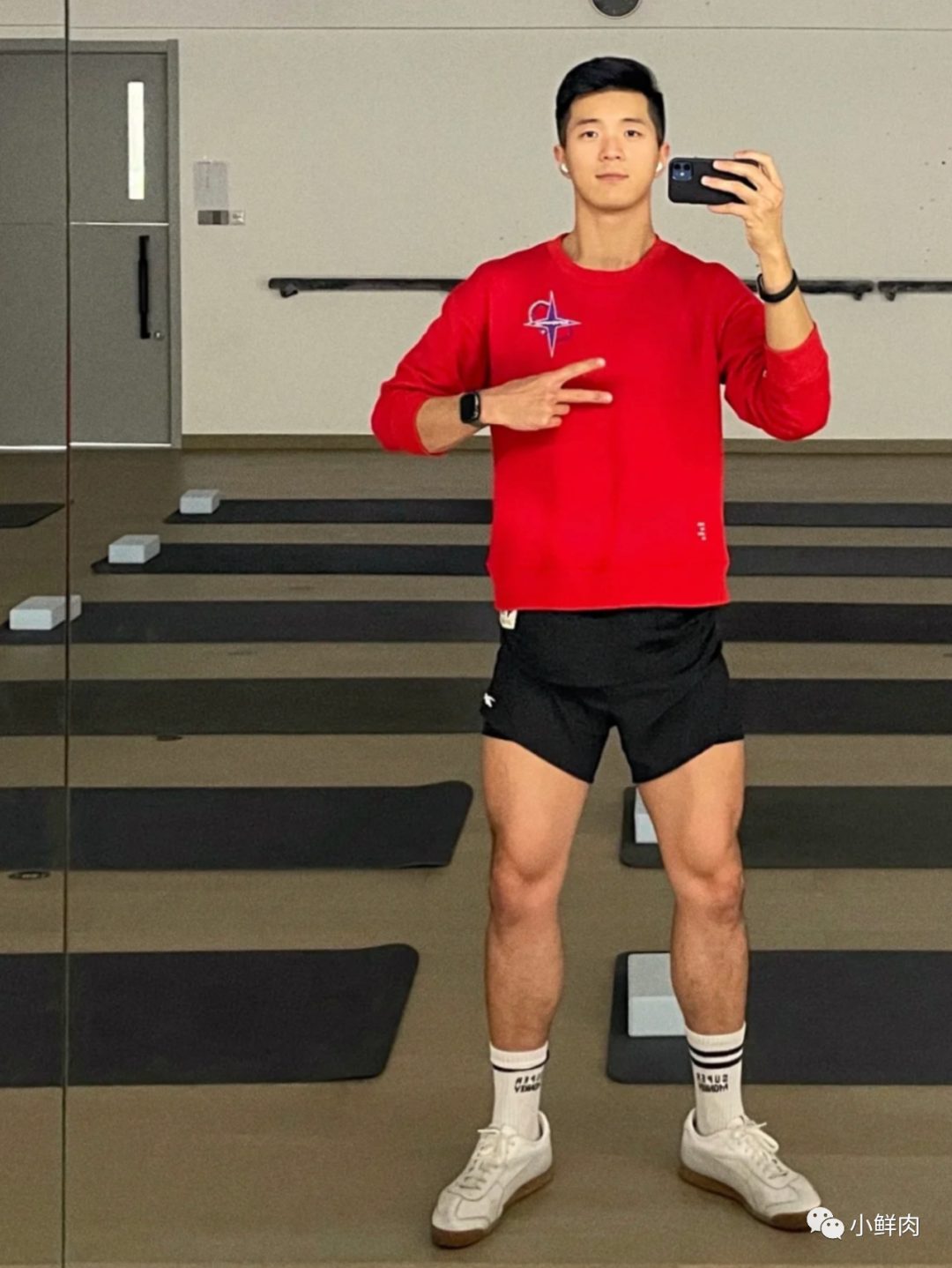乐刻教练穿黑色吊袜拍写真，谁抵得住啊？