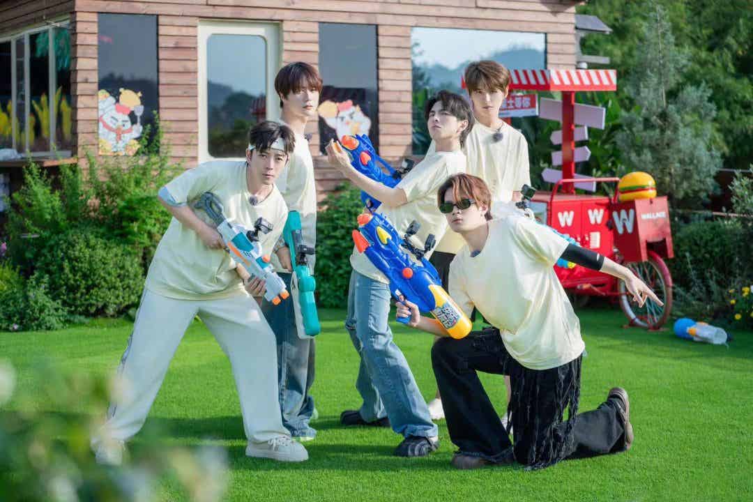 内娱初代男团队长再次翻红，不只是因为敬业