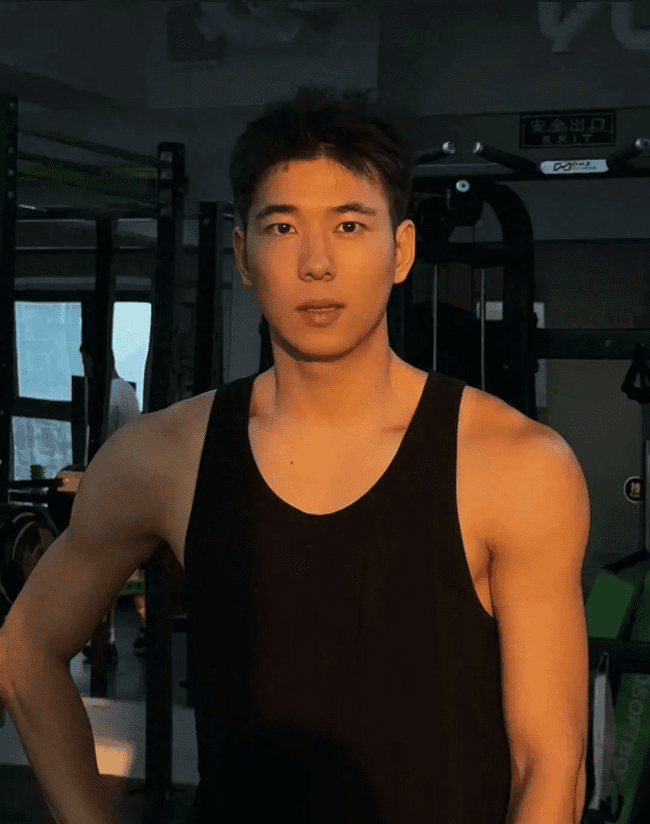 185cm 阳光帅气的薄肌实习体育老师