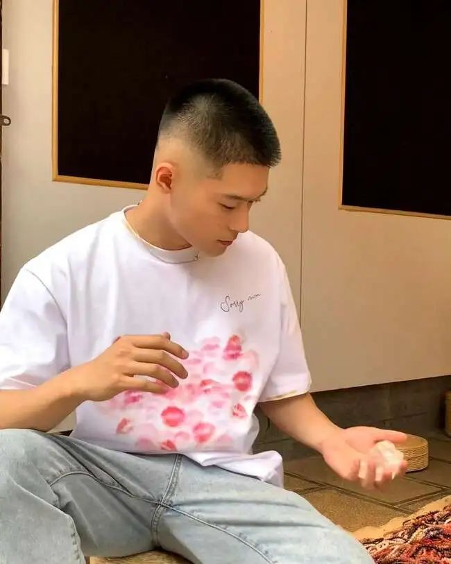 寸头阳刚黑皮体育生攻气十足，1 的天花板！