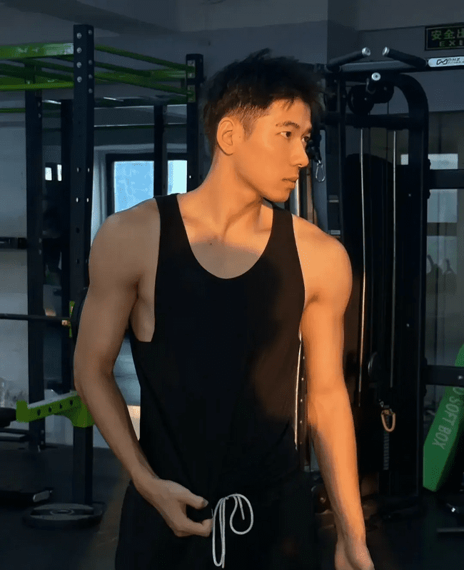 185cm 阳光帅气的薄肌实习体育老师