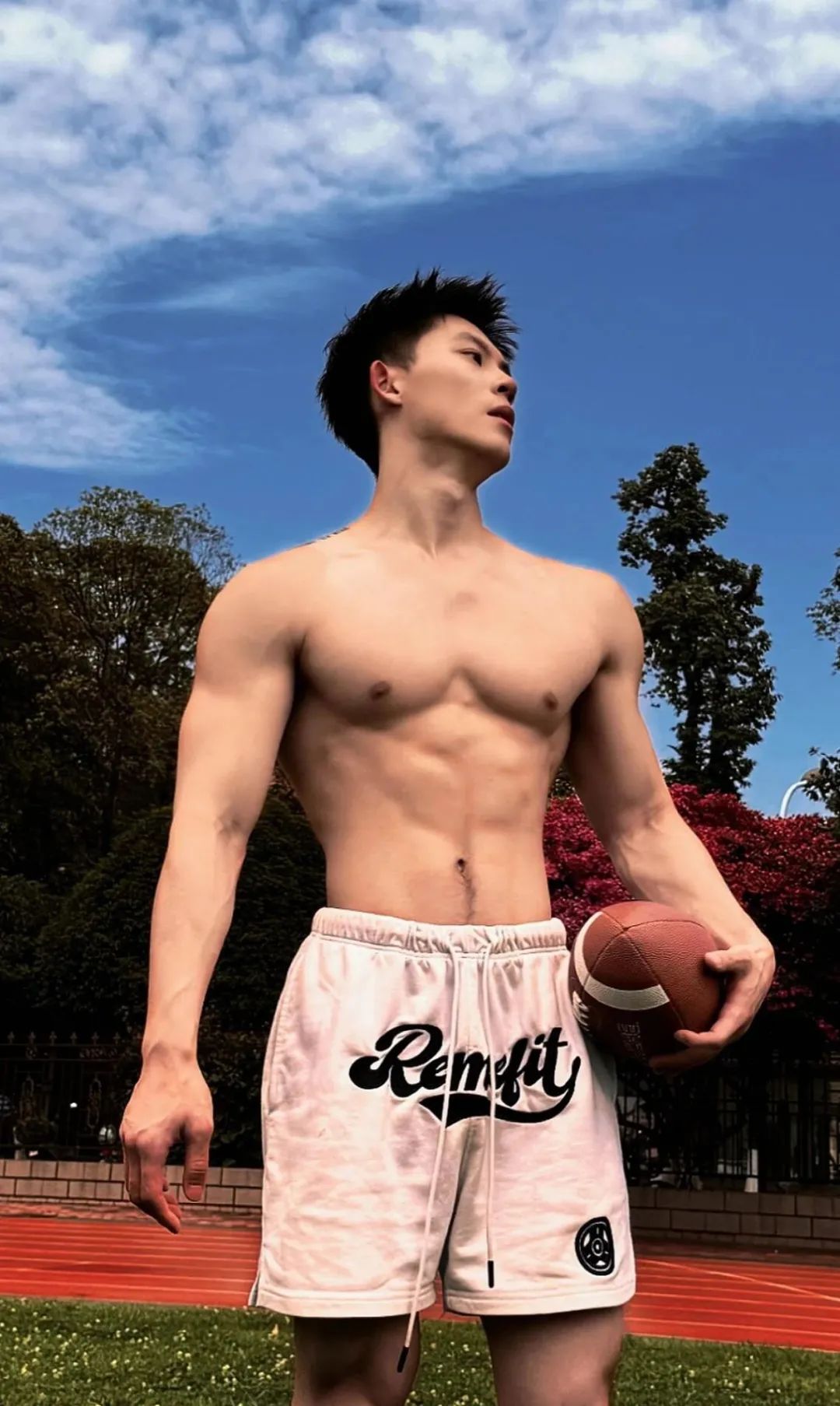 成都街头性感腹毛体育生，大肌男悬念拉满了！