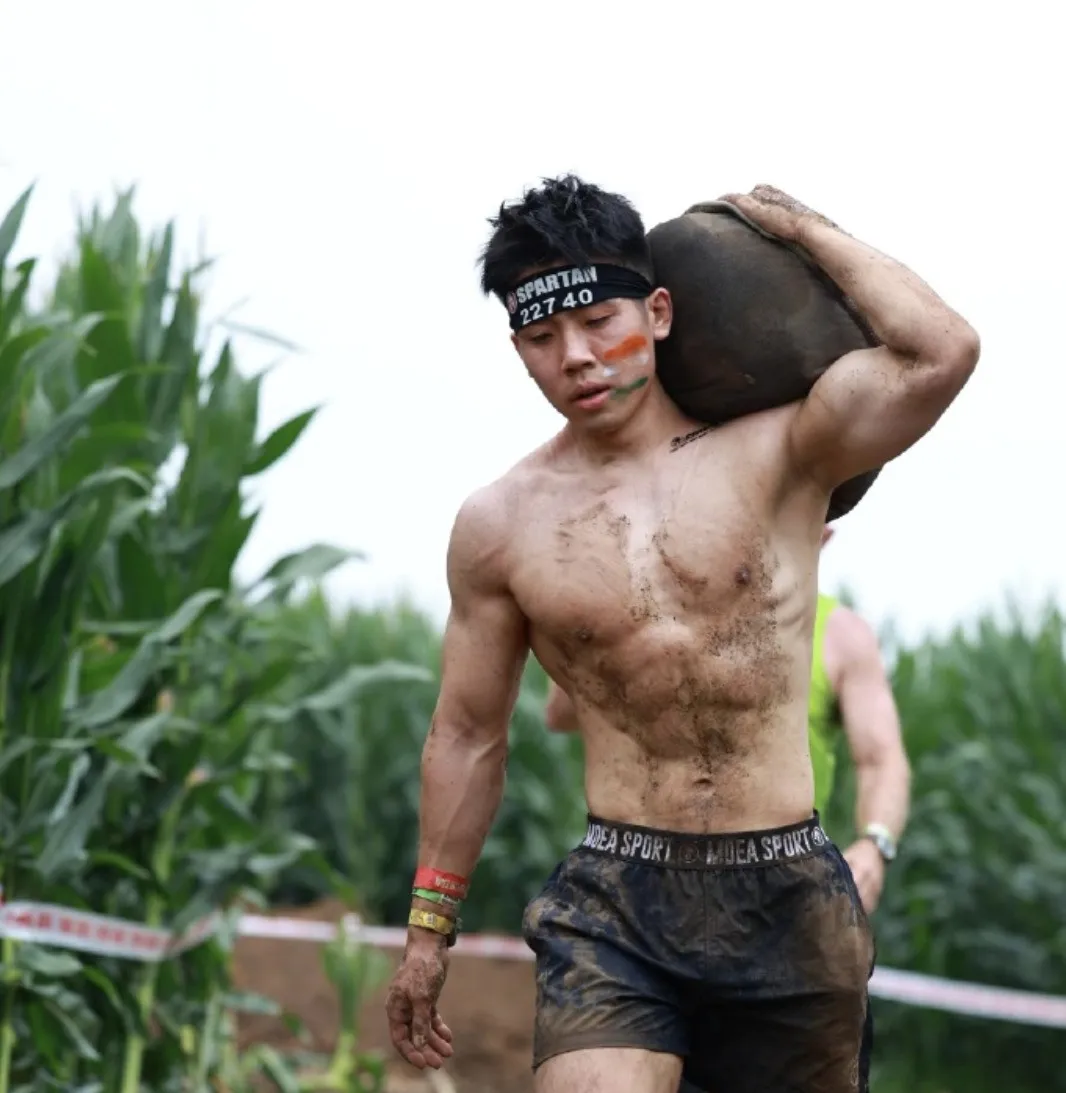 参加斯巴达的运动男湿湿透，穿这么紧身的裤子吗？