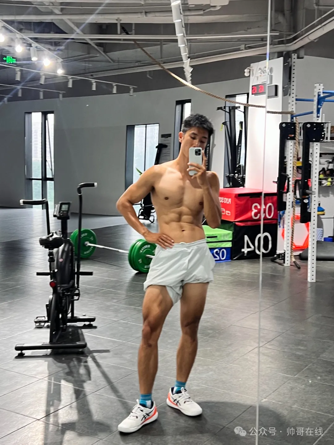 八块腹肌黑皮体育私教，这身肌肉馋哭了好多人!
