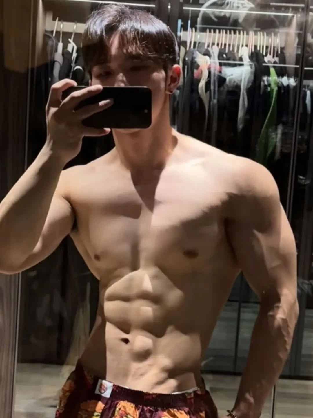 颜色摄影师 x 腹肌体育生，性感作品出炉！-潮男潮北