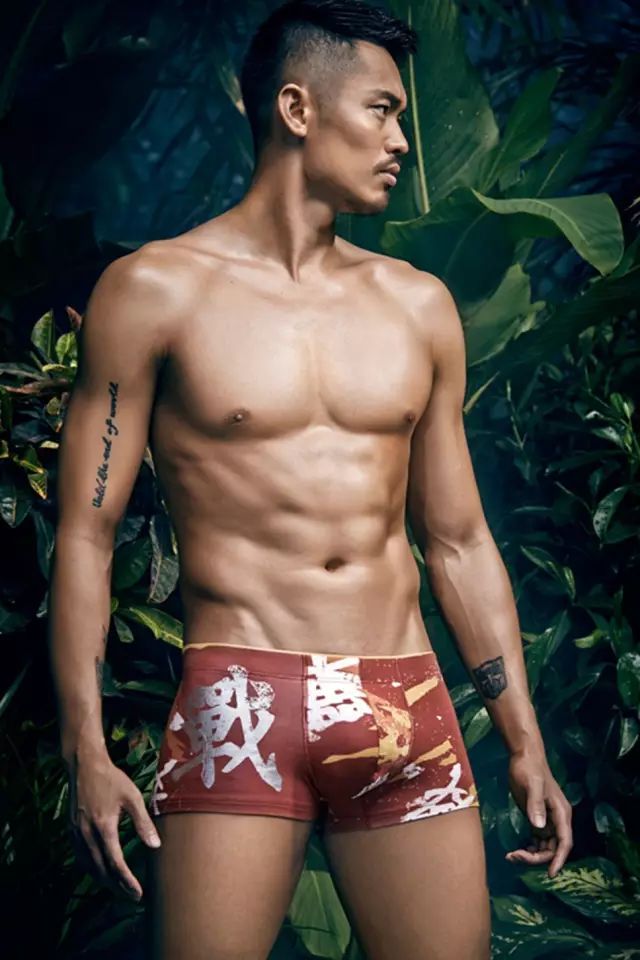 41 岁林丹穿超短裤叉太开满屏了，视频全是大长腿！！