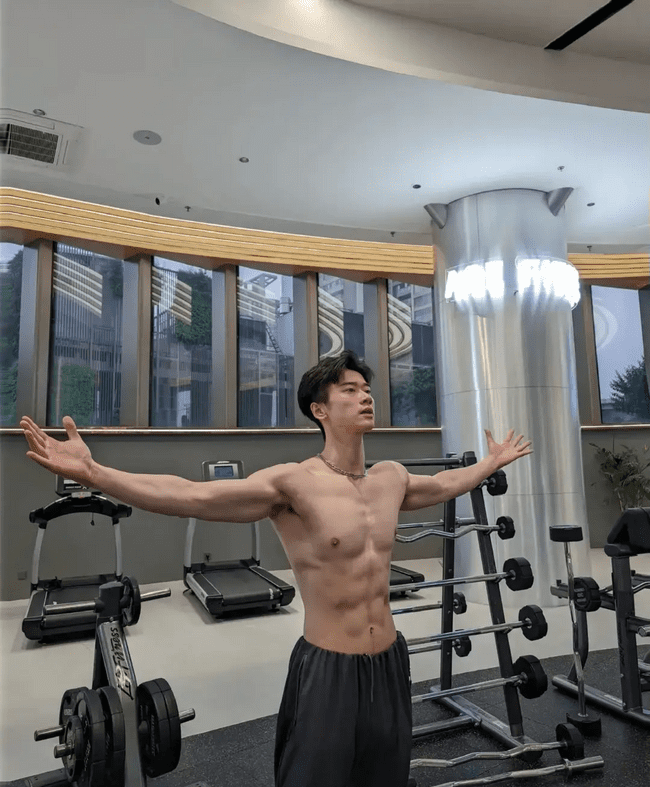 八块腹肌的高颜值语文老师帅呆了！