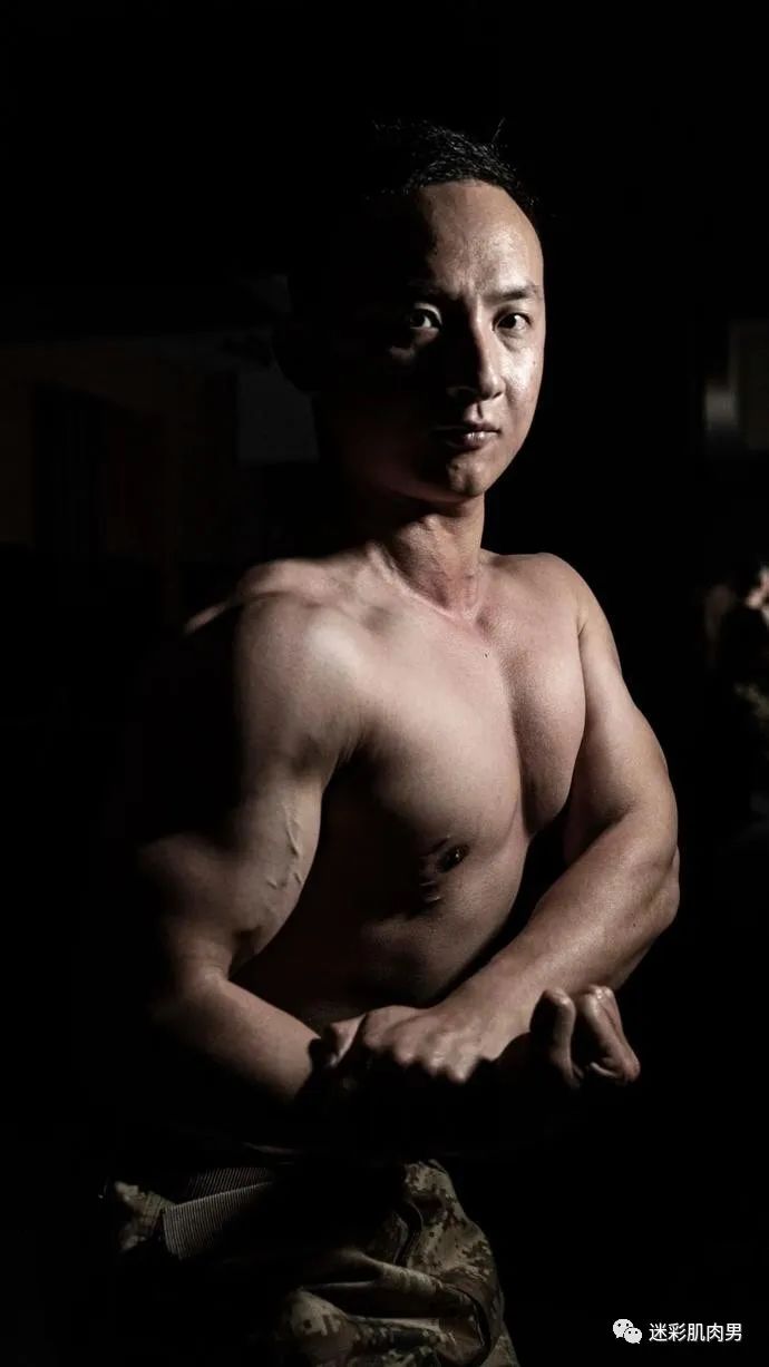 满屏的迷彩兵哥腹肌太棒啦！流口水了