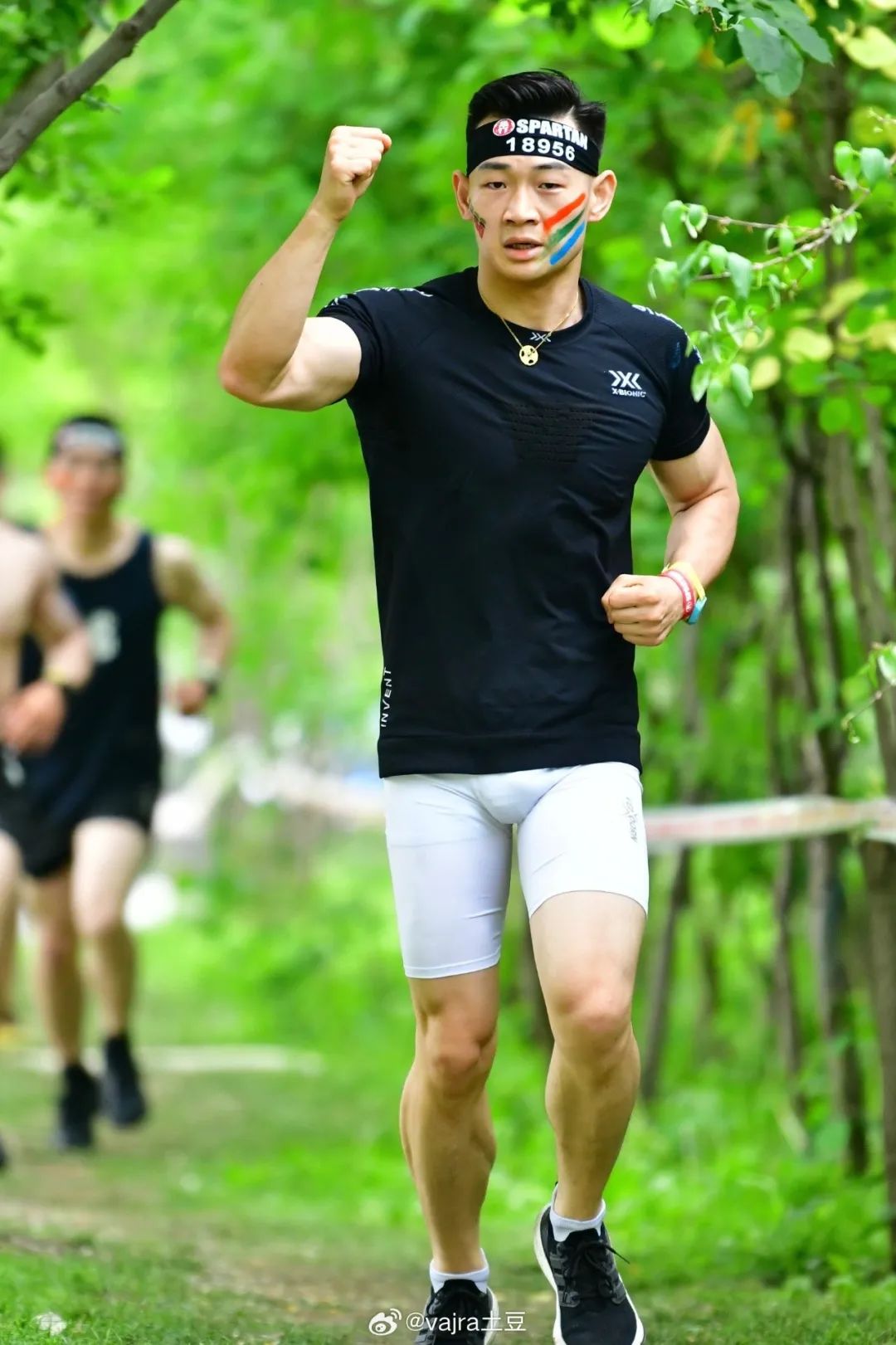 参加斯巴达的运动男湿湿透，我天这大腿能帮他洗吗？