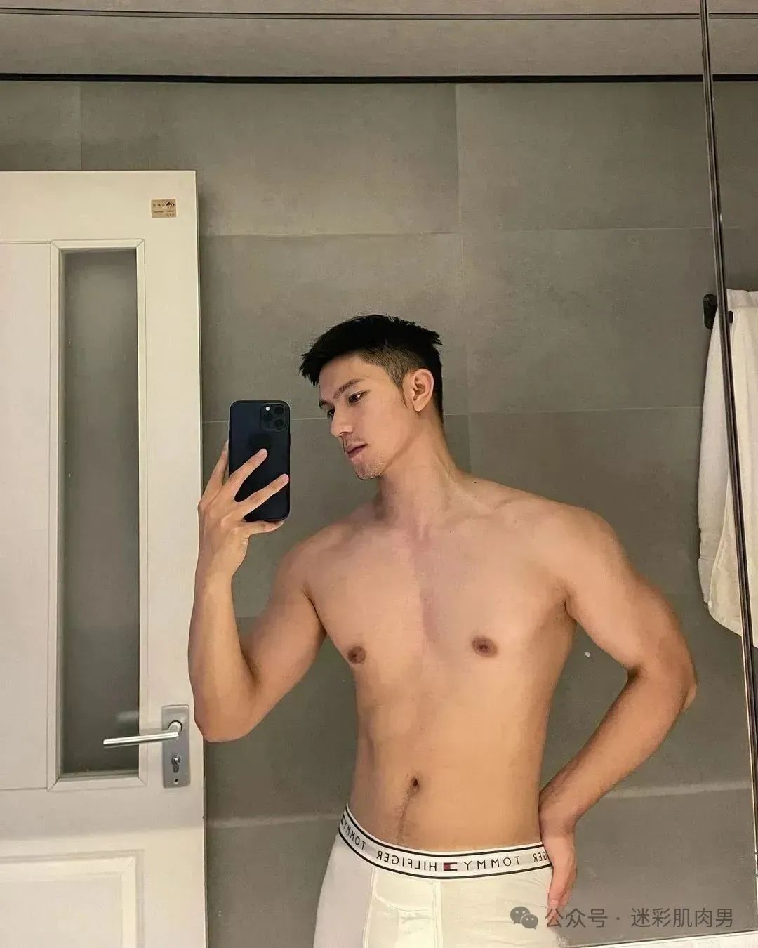 马老师硬控翘臀长腿穿白内裤太凸显了，挡不住啦！！