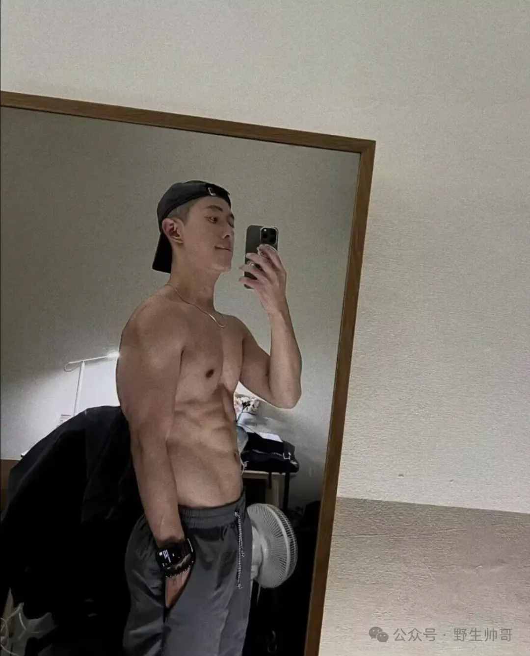 又一枚运动男自拍私照流出，长腿翘臀当爸爸太顶啦！