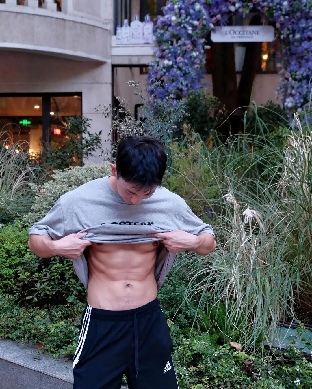 穿黑内裤自拍的野生男私照扒到啦，大实力遮不住呀！