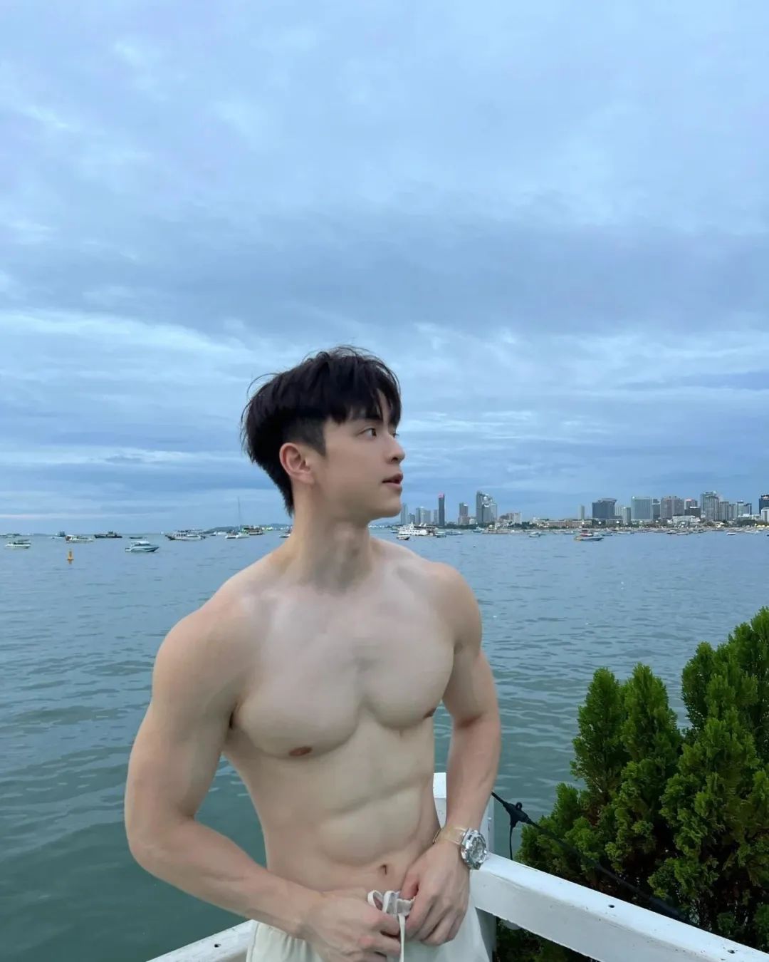 重庆帅奶狗，冷白皮细腻光滑能掐出水！