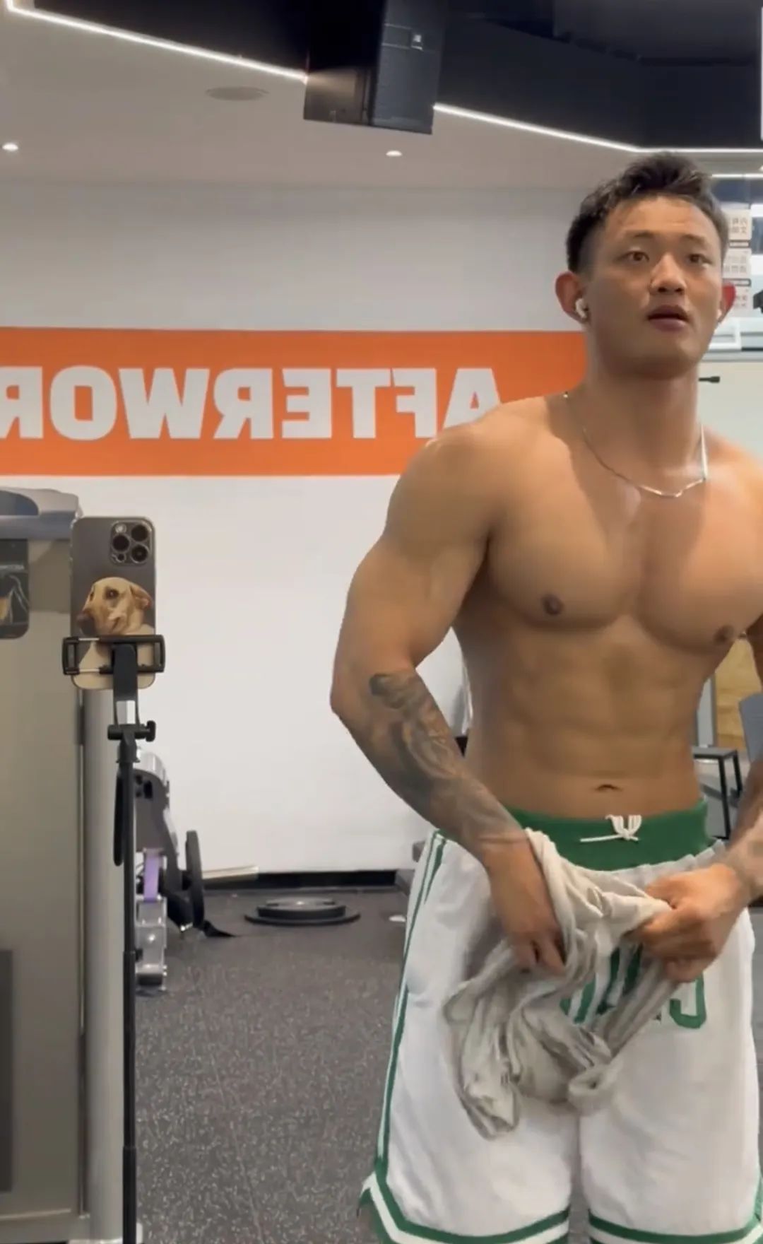 黑皮钢铁直男健身教练，夜访女记者，大花臂爱了…
